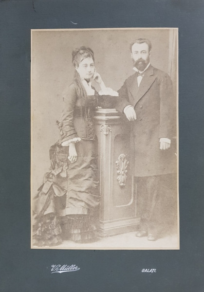 ATELIER FOTO V. MULLER , GALATI - CUPLU POZAND IN STUDIO , FOTOGRAFIE MONOCROMA , PE SUPORT DE CARTON  - SFARSITUL SECOLULUI XIX