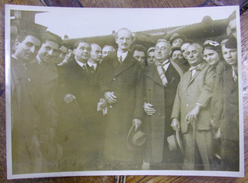 AUGUSTE PICCARD , EXPLORATOR, INVENTATOR SI FIZICIAN ELVETIAN IN GARA DE NORD , BUCURESTI - FOTOGRAFIE ORIGINALA DE JOSIF BERMAN