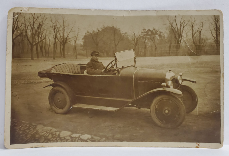 AUTOMOBIL DE EPOCA , DECAPOTABIL , CU SOFER IN UNIFORMA , LA SOSEA , CARTE POSTALA , INTERBELICA