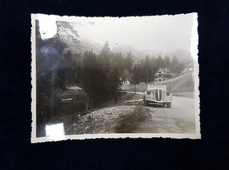 AUTOMOBIL DE EPOCA , DECAPOTABIL , PE O STRADA A UNUI ORAS DE  LA MUNTE DIN ROMANIA  , FOTOGRAFIE MONOCROMA, PE HARTIE LUCIOASA , DATATA APRILIE 1941