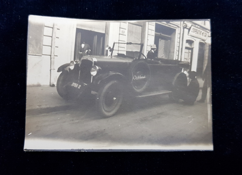 AUTOMOBIL OAKLAND , PE O STRADA DIN IASI , CU SOFERUL FACAND O PANA , FOTOGRAFIE FORMAT MIC , MONOCROMA, , DATATA PE VERSO 1925