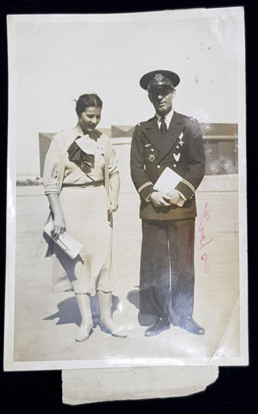 AVIATOAREA IRINA BURNAIA  - CIOC SI LOCOTENENTUL PETRE IVNOVICI , IN FATA UNUI HANGAR DE AVIOANE PE AEROPORTUL DIN CAIRO  , FOTOGRAFIE MONOCROMA , PERIOADA INTERBELICA