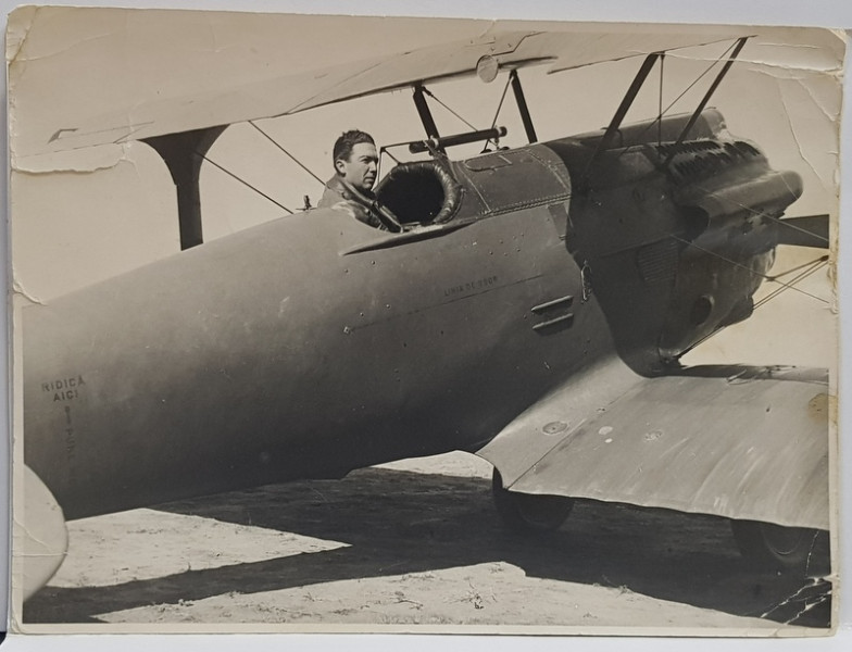 AVION DE LUPTA MONOLOC , CU PILOT , FOTOGRAFIE MONOCROMA, PE HARTIE MATA , PERIOADA INTERBELICA , PREZINTA INDOITURI SI CRAPATURI PE MARGINI SI LA COLTURI *