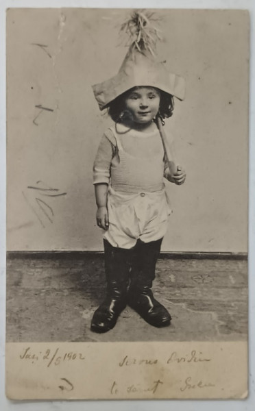 BAIETEL CU COIF DE HARTIE , IN STUDIO , FOTOGRAFIE COMICA , FORMAT CARTE POSTALA , CLASICA , DATATA  1902