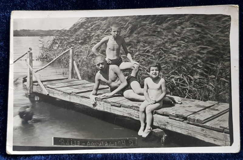 BAILE AMARA , GRUP DE COPII PE PONTON , FOTOGRAFIE TIP CARTE POSTALA , MONOCROMA , DATATA 1942