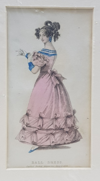 BALL DRESS , DOMANA IN ROCHIE DE BAL ROZ , CU MARGELE SI CERCEI ALBASTRII  , GRAVURA COLORATA PENTRU JURNAL DE MODA , 1828