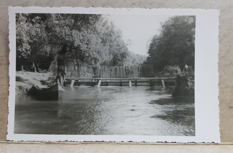 BALTA BRAILEI , PE RUSAVA , GARD DE LEMN PESTE APA , FOTOGRAFIE TIP CARTE POSTALA , MONOCROMA, DATATA 14 MAI 1934