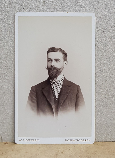 BARBAT CU BARBA , POZAND IN STUDIO , FOTOGRAF W. HOFFERT  - BERLIN , FOTOGRAFIE TIP C.D.V. , MONOCROMA, , PE CARTON , CCA. 1900