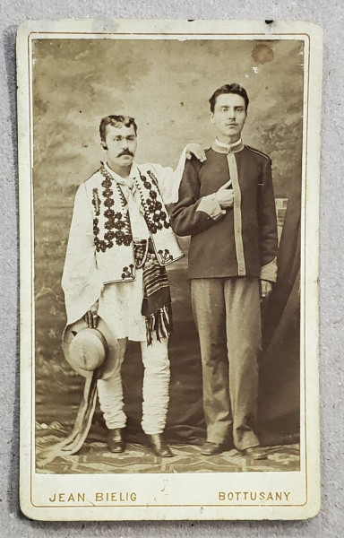 BARBAT CU COSTUM POPULAR SI TANAR IN UNIFORMA , POZAND IN STUDIO , FOTOGRAFIE C.D.V. , FOTOGRAF JEAN BIELIG , BOTOSANI , SFARSIT DE SECOL XIX