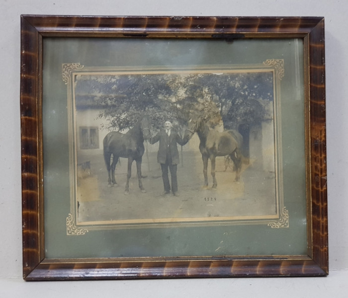 Barbat cu doi cai - Fotografie originala, 1924