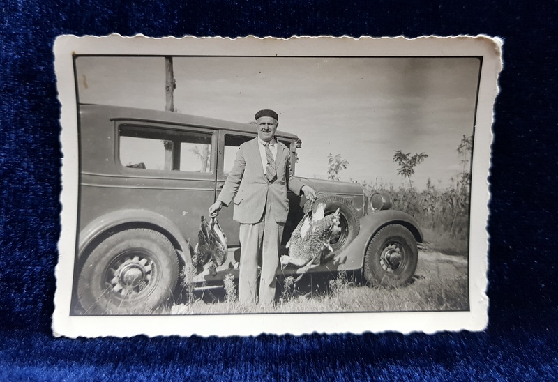 BARBAT CU DOUA DROPII VANATE , POZAND LANGA UN AUTOMOBIL DE EPOCA , FOTOGRAFIE FORMAT MIC , PERIOADA INTERBELICA