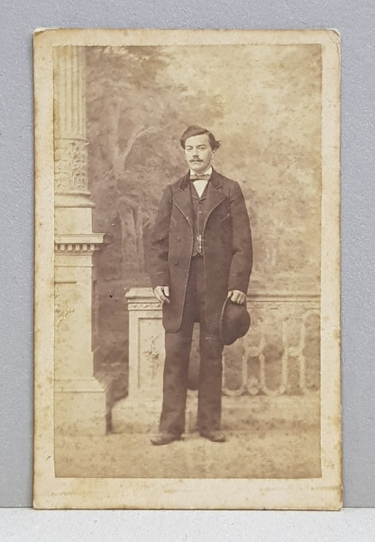BARBAT CU MELON IN MANA , FOTOGRAFIE TIP C.D.V., STUDIO LOUIS si TARSA , PESTA , MONOCROMA , PE SUPORT DE CARTON , CCA. 1870