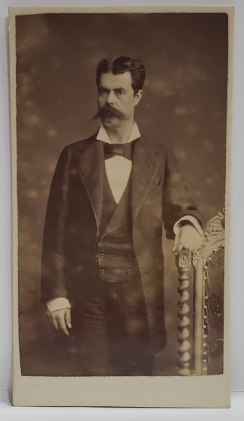 BARBAT CU MUSTATA IN FURCULITA , FOTOGRAFIE C.D.V. , CCA. 1870