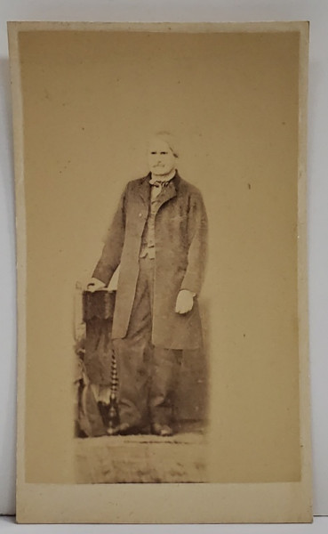 BARBAT CU REDINGOTA IN STUDIO , FOTOGRAFIE C.D.V. , SFARSITUL SEC. XIX