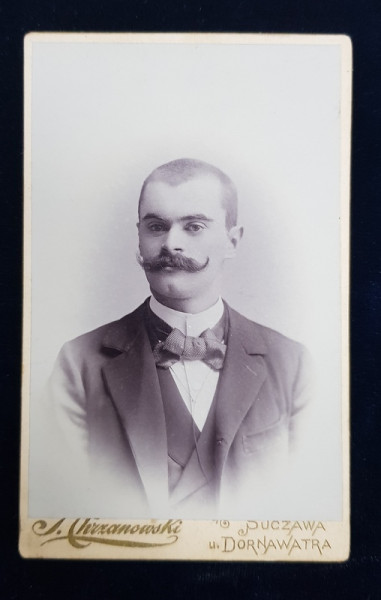 BARBAT IN COSTUM , CU PAPION , FOTOGRAFIE TIP C.D.V ., MONOCROMA , LIPITA PE CARTON , CCA . 1900