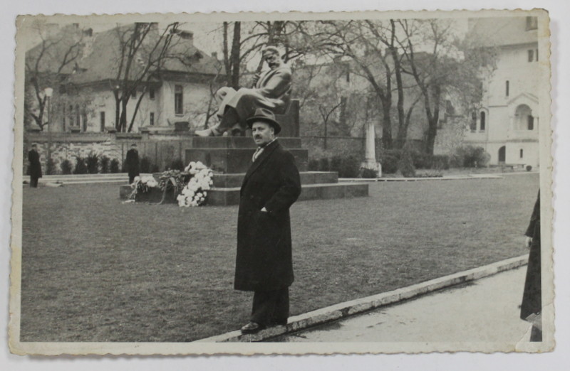 BARBAT LANGA STATUIA LUI I.C. BRATIANU de SCULPTORUL IVAN MESTROVICI , DE PE BULEVARDUL DACIA , BUCURESTI , FOTO. HEITER , TIP CARTE POSTALA , INTERBELICA