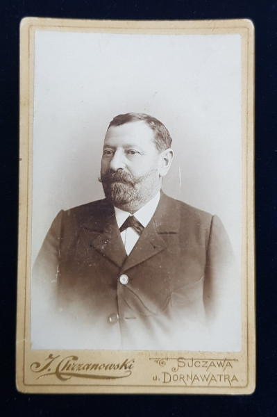 BARBAT POZAND IN STUDIO  - FOTOGRAFIE TIP C.D.V. , MONOCROMA, LIPITA PE CARTON , PE HARTIE LUCIOASA , CCA. 1900