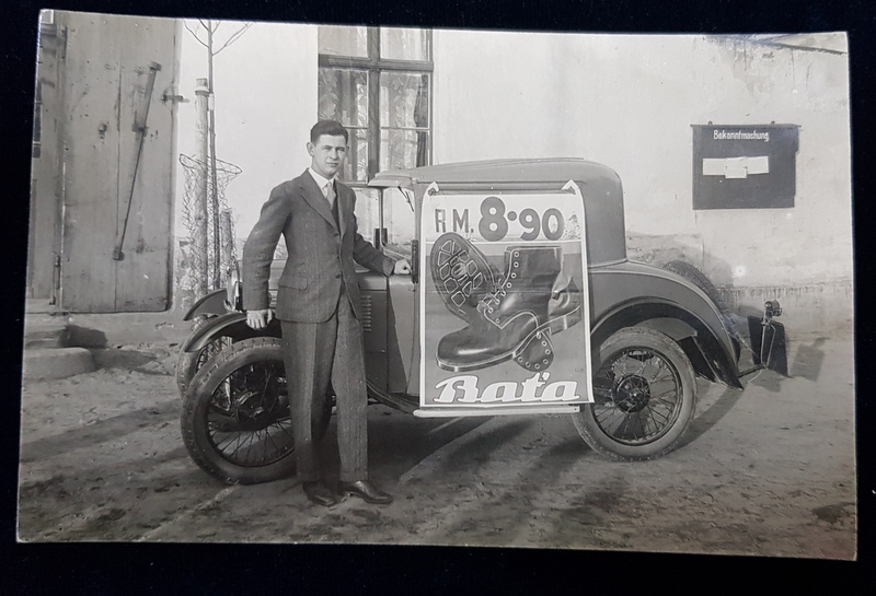 BARBAT POZAND LANGA O MASINA DE EPOCA , CU RECLAMA LA INCALTAMINTE  - BATA  - , GERMANIA , FOTOGRAFIE TIP CARTE POSTALA , MONOCROMA, PE HARTIE LUCIOASA , PERIOADA INTERBELICA