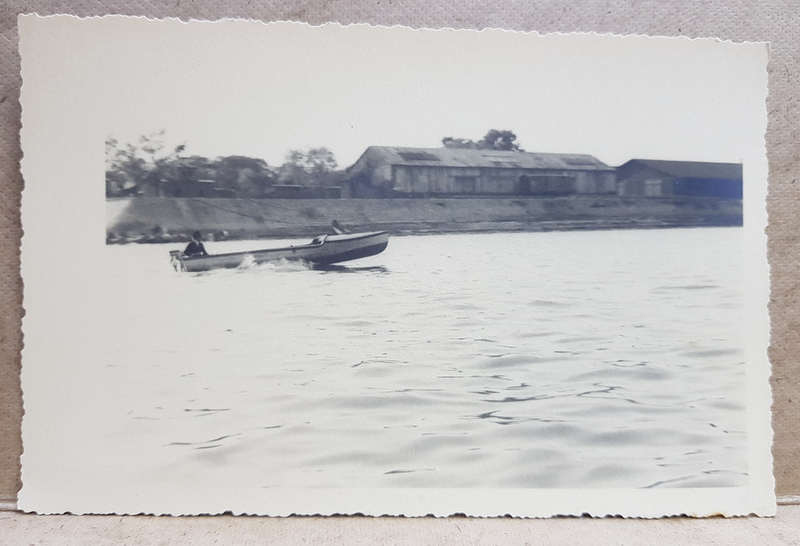 BARCA CU MOTOR PE DUNARE , FOTOGRAFIE TIP CARTE POSTALA , MONOCROMA, NECIRCULATA , PERIOADA INTERBELICA