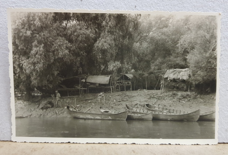 BARCI TRASE LA MAL  SI COLIBE PESCARESTI IN BALTA BRAILEI , FOTOGRAFIE TIP CARTE POSTALA , MONOCROMA , NECIRCULATA , PERIOADA INTERBELICA