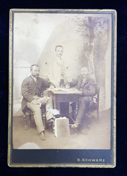 BARITONUL GH. KIRIAZIDE , CABINET FOTO S. SCHWARZ , BUCURESTI , FOTOGRAFIE LIPITA PE CARTON , MONOCROMA , DATATA 1902 , PREZINTA HALORURI *