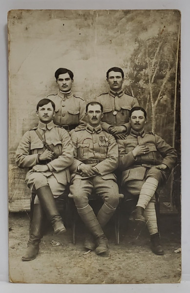 BASARABIA , COMANDANTUL DE COMPANIE SI PATRU CAMARAZI DE PLUTOANE , FOTOGRAFIE DE GRUP  , 1918