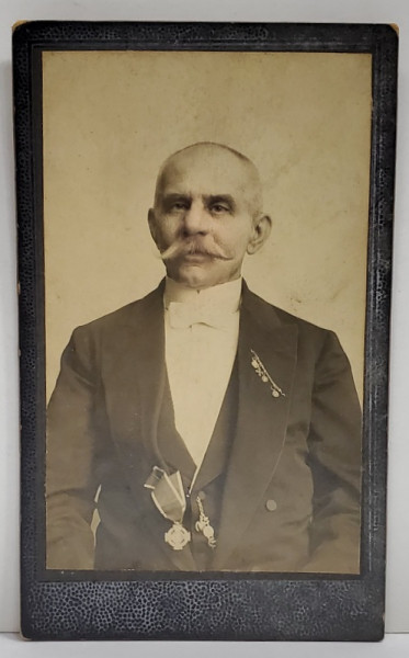 BATRAN CU COSTUM SI DECORATII , FOTOGRAFIE C.D.V. , SFARSITUL SEC. XIX