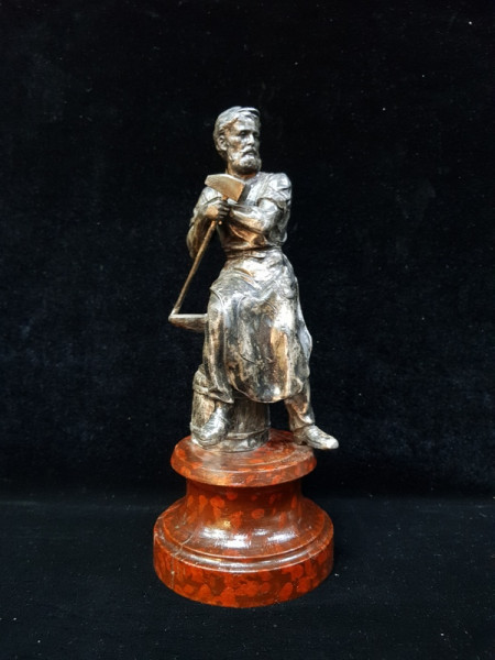 BATRANUL FIERAR , STATUETA DIN METAL ARGINTAT PE SOCLU DIN LEMN , PERIOADA INTERBELICA