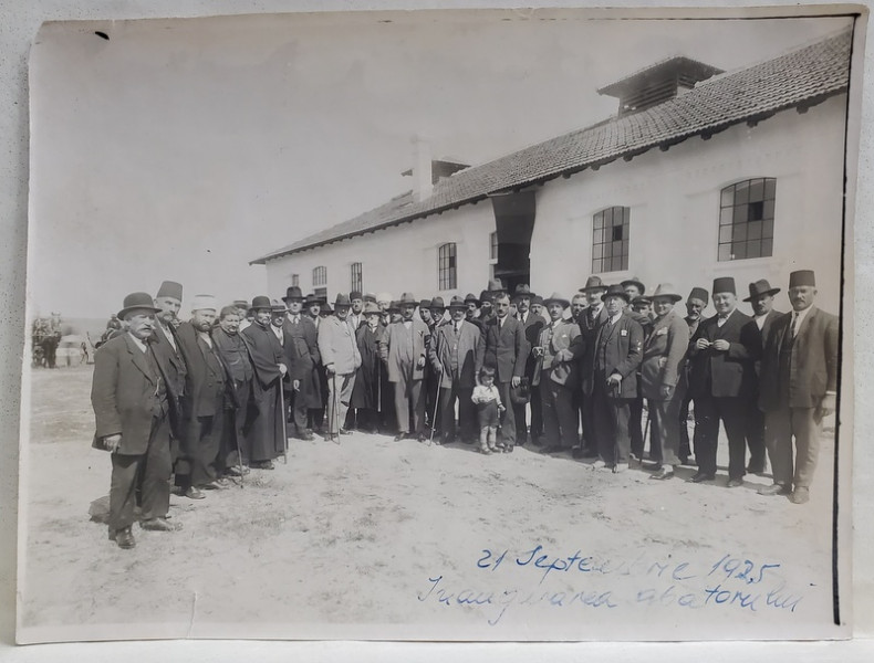 BAZARGIC , INAUGURAREA ABATORULUI , FOTOGRAFIE DE GRUP LANGA CLADIRE , 21 SEPTEMBRIE , 1925