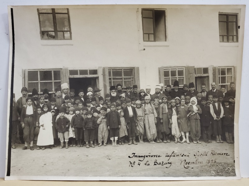 BAZARGIC , INAUGURAREA SCOLII PRIMARE NR. 4 , FOTOGRAFIE DE GRUP CU COPII , PARINTI SI CADRE DIDACTICE , NOIEMBRIE , 1925