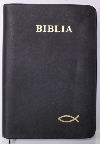 BIBLIA SAU SFANTA SCRIPTURA A VECHIULUI SI NOULUI TESTAMENT - CU TRIMITERI SI CUVINTELE DOMNULUI CU ROSU , TRADUCEREA de DUMITRU CORNILESCU , EDITIE DE LUX , HARTIE DE BIBLIE , IN MAPA , 2009