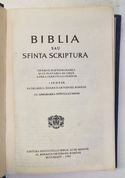BIBLIA SAU SFANTA SCRIPTURA TIPARITA SUB INDRUMAREA SI CU PURTAREA DE GRIJA A PREA FERICITULUI PARINTE  IUSTIN PATRIARHUL BISERICII ORTODOXE ROMANE , Bucuresti 1982 , PREZINTA URME DE INDOIRE