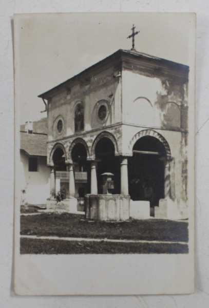 BISERICA MANASTIRII COZIA , INTRAREA , FOTOGRAFIE TIP CARTE POSTALA , MONOCROMA, ORIGINALUL DE J. FISCHER , NECIRCULATA , PERIOADA INTERBELICA