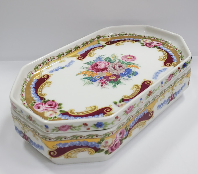 Bomboniera din portelan, Depos, decorata cu motive florale, Secol XX