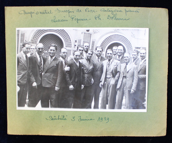 BOXERII LUCIAN POPESCU si PHIL DOLHEM , LA CAMPIONATUL EUROPEI DE BOX , CATEGORIA PANA , FOTOGRAFIE DE GRUP , MONOCROMA, PE HARTIE LUCIOASA , LIPITA PE CARTON , DATATA 3 IUNIE 1929