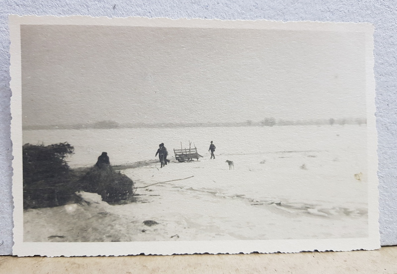 BRAILA , LOCALNICI  PE DUNAREA INGHETATA , FOTOGRAFIE TIP CARTE POSTALA , MONOCROMA, NECIRCULATA , DATATA 1931