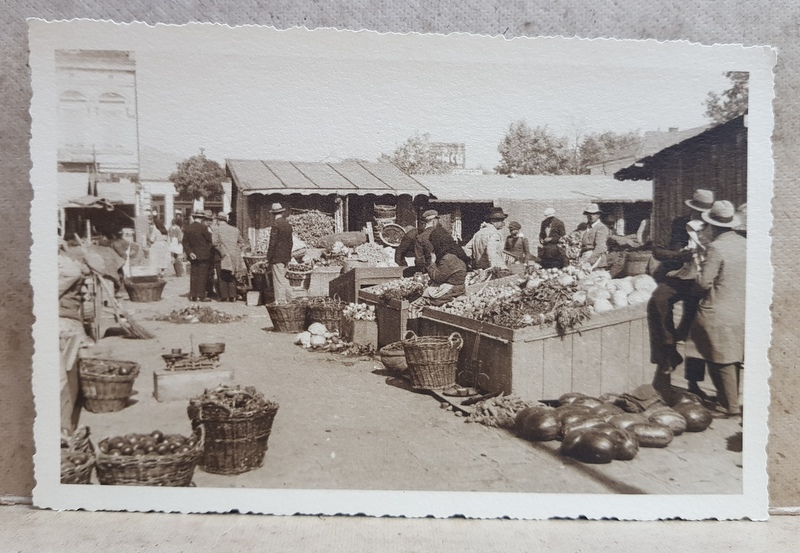 BRAILA , PIATA REGALA ,  CLIENTI PRINTRE TARABE SI COSURI CU LEGUME SI FRUCTE , FOTOGRAFIE TIP CARTE POSTALA , STUDIO PETRE NESTOR , BRAILA , MONOCROMA, NECIRCULATA , PERIOADA INTERBELICA