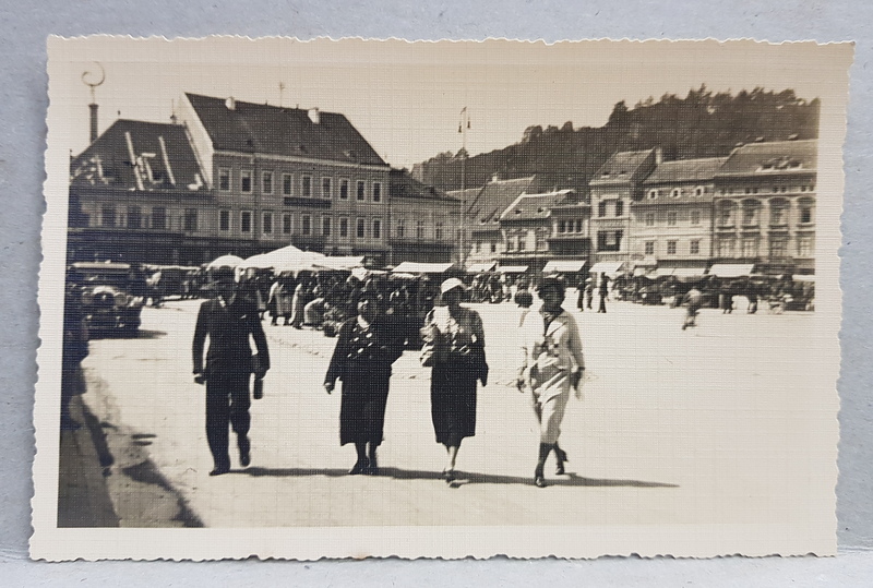 BRASOV , FAMILIE IN PIATA SFATULUI , FOTOGRAFIE TIP CARTE POSTALA , MONOCROMA, NECIRCULATA , DATATA AUGUST 1934