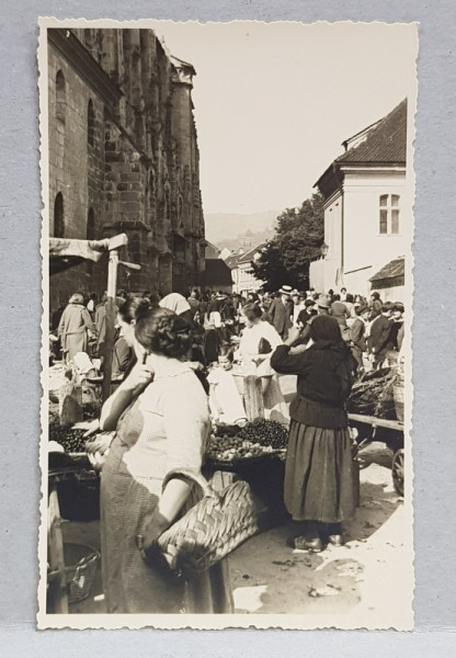 BRASOV , TARG LANGA BISERICA NEAGRA , VANZATORI DE FRUCTE SI CUMPARATORI , FOTOGRAFIE TIP CARTE POSTALA , MONOCROMA, NECIRCULATA , PERIOADA INTERBELICA