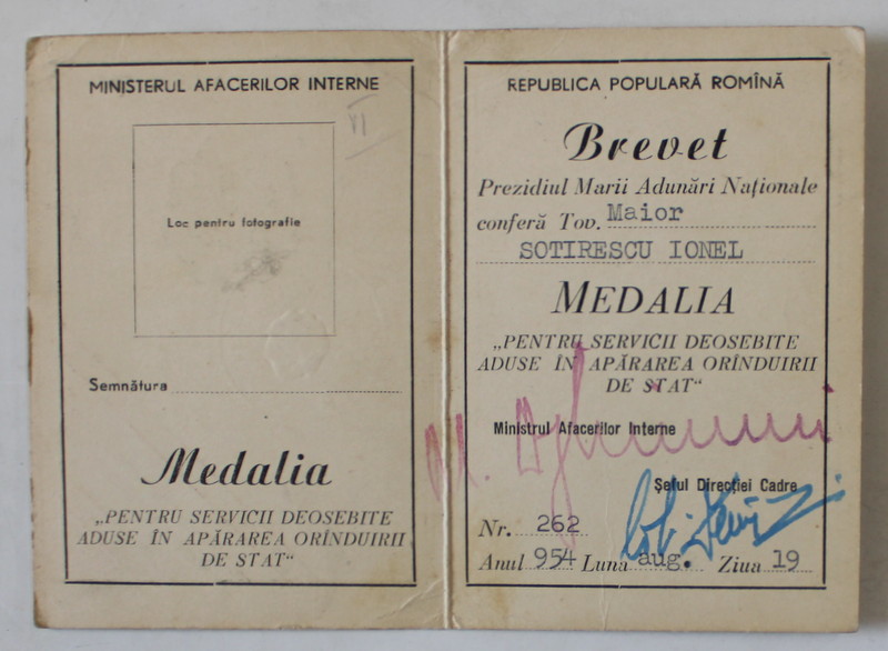 BREVET  (LEGITIMATIE ) , CARE ATESTA CONFERIREA MEDALIEI ' PENTRU SERVICII DEOSEBITE ADUSE IN APARAREA ORINDUIRII DE STAT ' , 1954