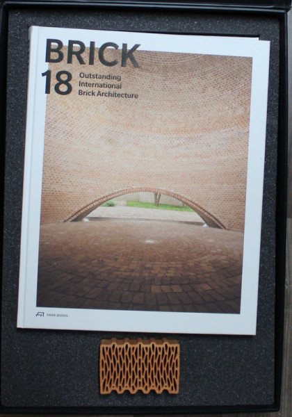 BRICK 18 , OUTSTANDING INTERNATIONAL BRICK ARCHITECTURE , editor-in-chief VERONIKA SCHUSTER - HOFINGER , 2018 *CONTINE O MOSTRA