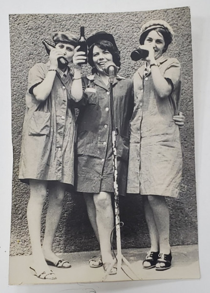 BRIGADA ARTISTICA DE AGITATIE , REPREZENTATIE IN PAUZA DE DIMINEATA , INTR- O INTREPRINDERE , FOTOGRAFIE DE PRESA , ANII '70