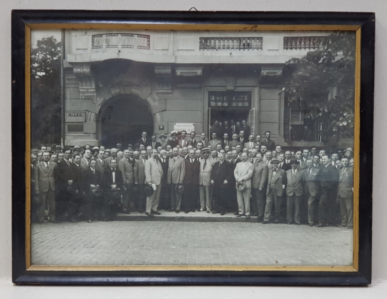 BUCURESTI , BARBATI POZAND IN FATA  ' CASEI SOCIETATII PROGRESUL SILVIC ' , PE TROTUAR ,  FOTOGRAFIE MONOCROMA, INRAMATA , PERIOADA INTERBELICA