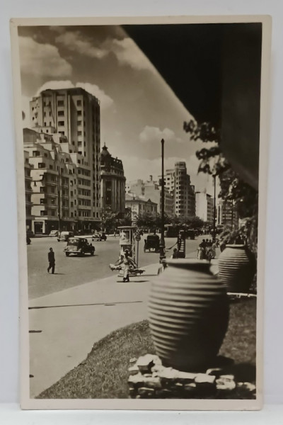 BUCURESTI , BULEVARDUL BRATIANU , IN PLAN SECUND BLOCUL CARLTON , DARAMAT LA CUTREMURUL DIN 1940 , FOTOGRAFIE TIP CARTE POSTALA