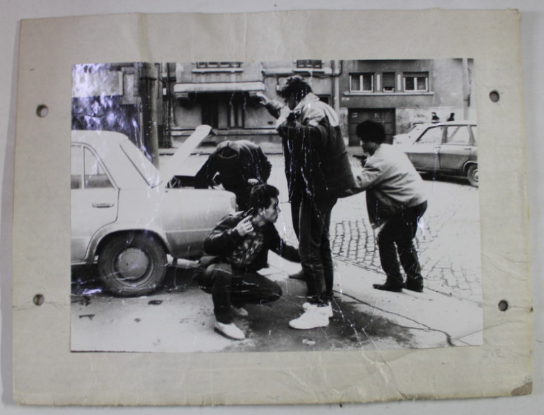 BUCURESTI , CIVILI INARMATI SI MILITARI  PERCHEZITIONAND UN AUTOMOBIL SI  PE PROPRIETARUL ACESTUIA , FOTOGRAFIE , DECEMBRIE 1989