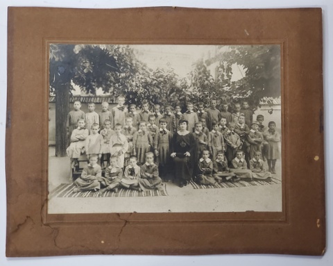 BUCURESTI , ELEVII SCOLII '' CLEMENTA '' ( VIITOAREA SCOALA 19 ) , POZA DE GRUP , INCEPUTUL SEC. XX