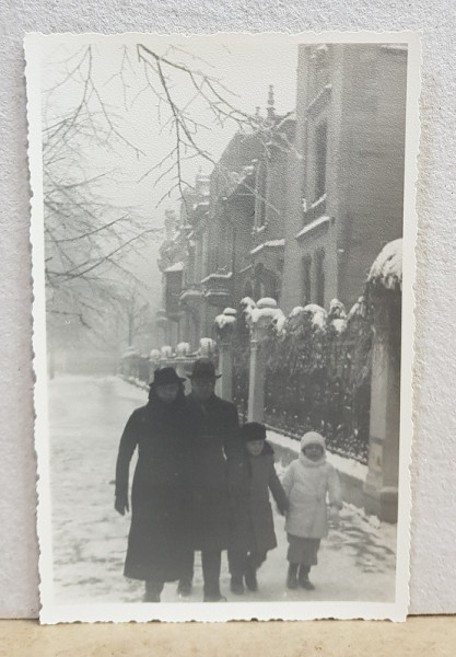 BUCURESTI , FAMILIE CU COPII PE STRADA , IARNA , FOTOGRAFIE TIP CARTE POSTALA , MONOCROMA, NECIRCULATA , DATATA IANUARIE  1938