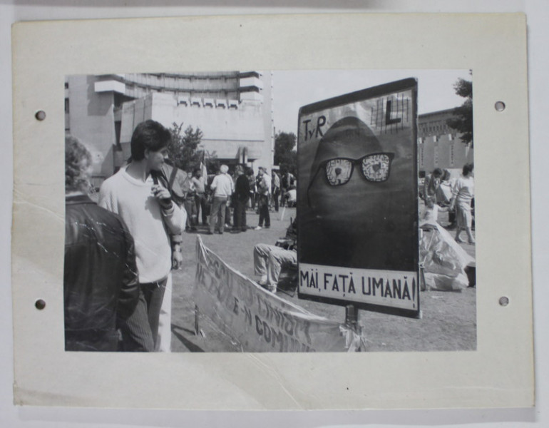 BUCURESTI , IMAGINE DE PE PLATOUL TEATRULUI NATIONAL , MANIFESTATIA DE LA PIATA UNIVERSITATII , FOTOGRAFIE ,  APRILIE - IUNIE 1990