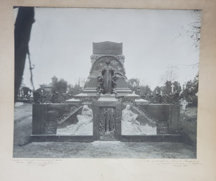 BUCURESTI , MONUMENTUL FUNERAR AL FAMILIEI GEORGE ASSAN , SCULPTOR ENRICO CASSI  ( 1863 - 1913 ), FOTOGRAFIE MONOCROMA PE HARTIE MATA , CU PASPARTU DE CARTON , CU DEDICATIA OLOGRAFA A SCULPTORULUI *