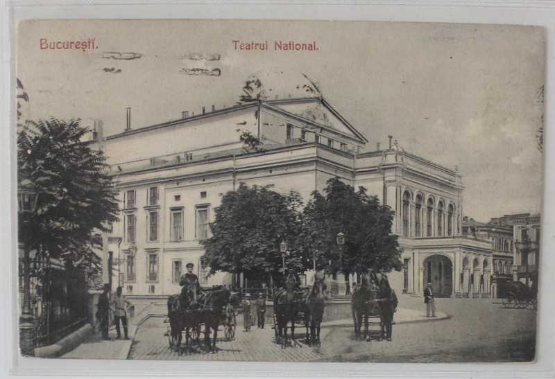 BUCURESTI , MUSCALI CU TRASURILE IN FATA TEATRULUI NATIONAL , CARTE POSTALA , INTERBELICA